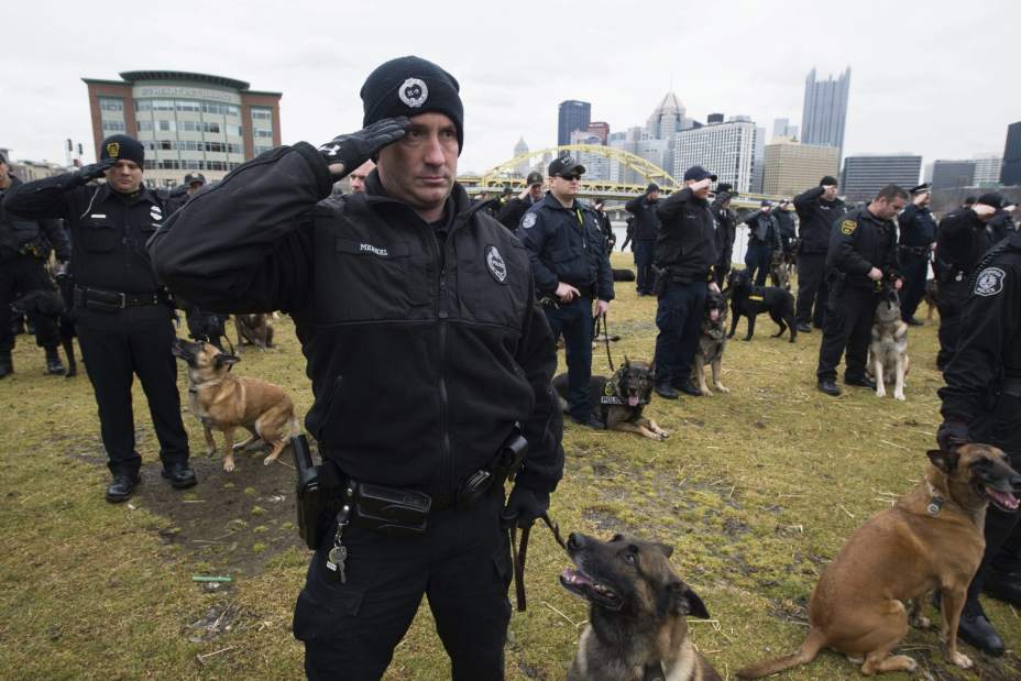 Aren homenaje de cientos de policias