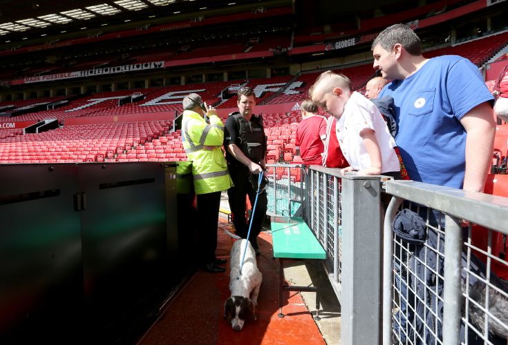 Perros detectores inspeccionan el Old Trafford