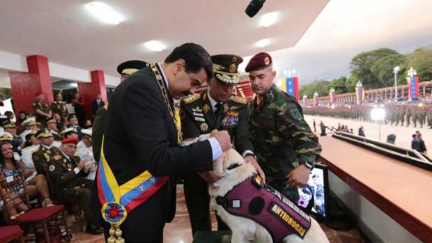 Maduro condecora y asciende a dos perros antidroga