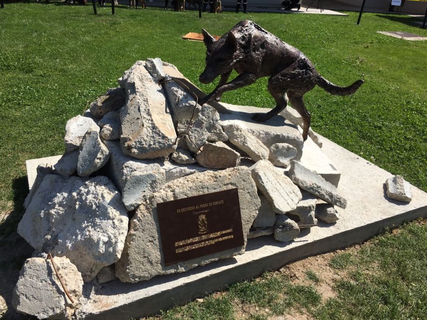 Estatua homenaje a Majo y a todos los perros de rescate