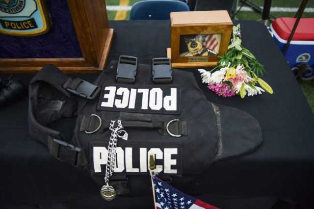 Casi cien personas celebran un funeral en memoria de un perro policía