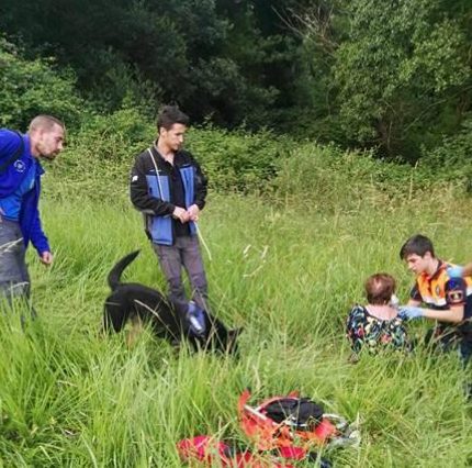 Un perro de búsqueda localiza con vida a una mujer desaparecida en Mandiá