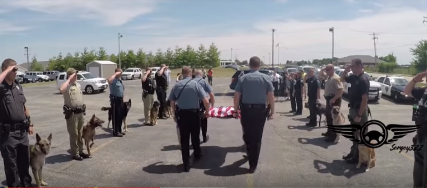 Despedidas y funerales a los perros policía