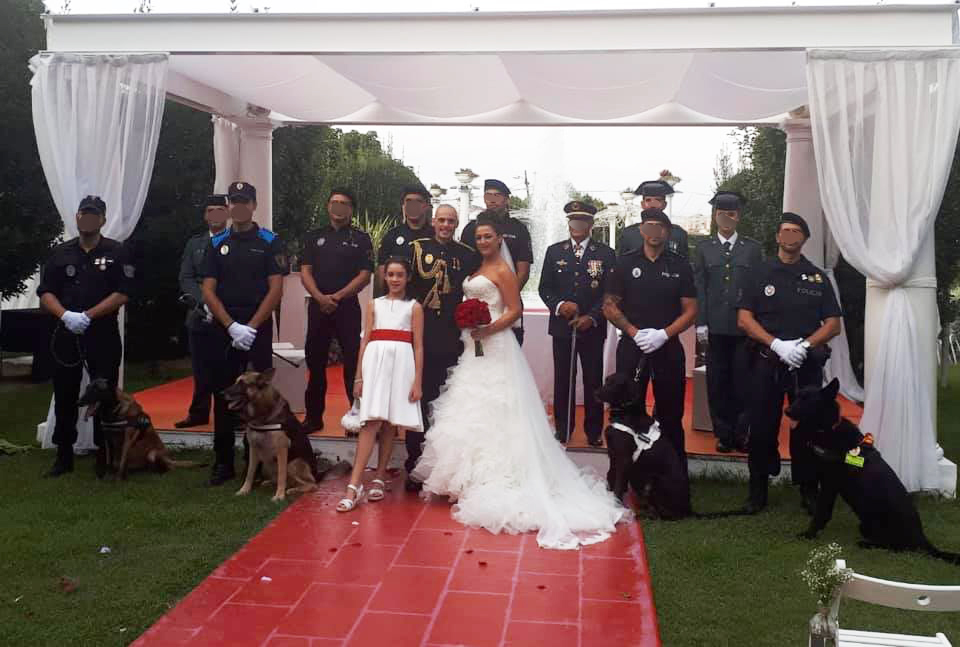 Una boda con perros policía entre los invitados