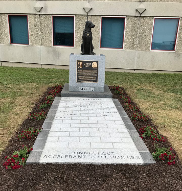 La estatua del primer perro de acelerantes del mundo
