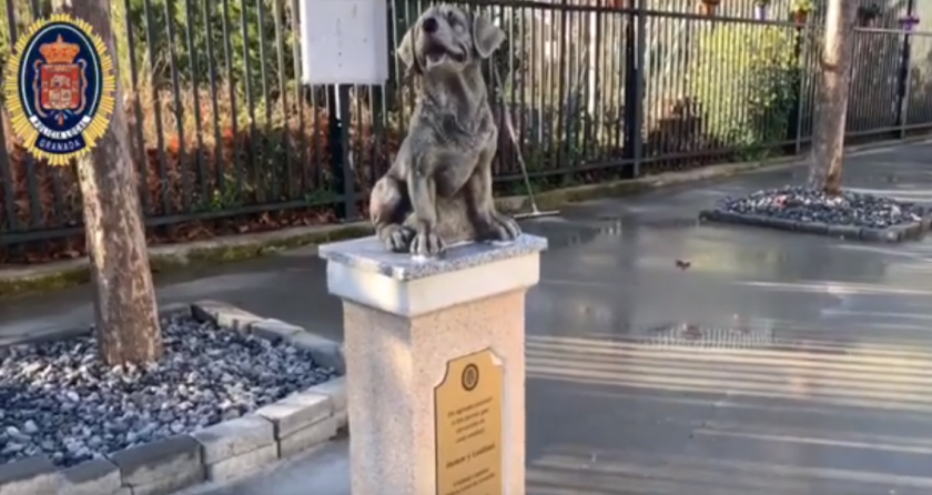 Un monolito en homenaje a los perros de la policía de Granada