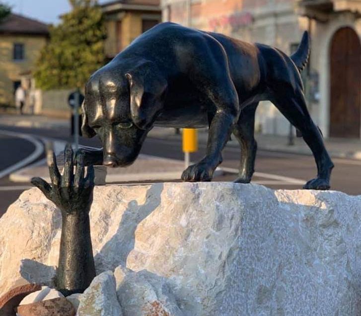 Una rotonda con estatua dedicada a los perros de búsqueda, en Ghedi (Italia)