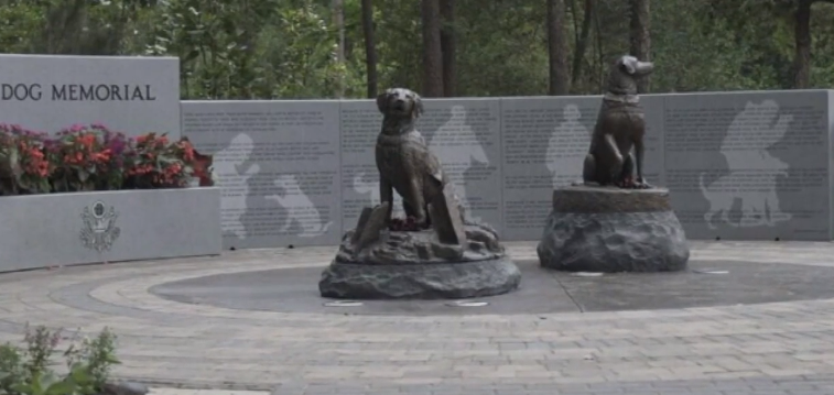 Monumento a los Perros de Servicio militares y civiles