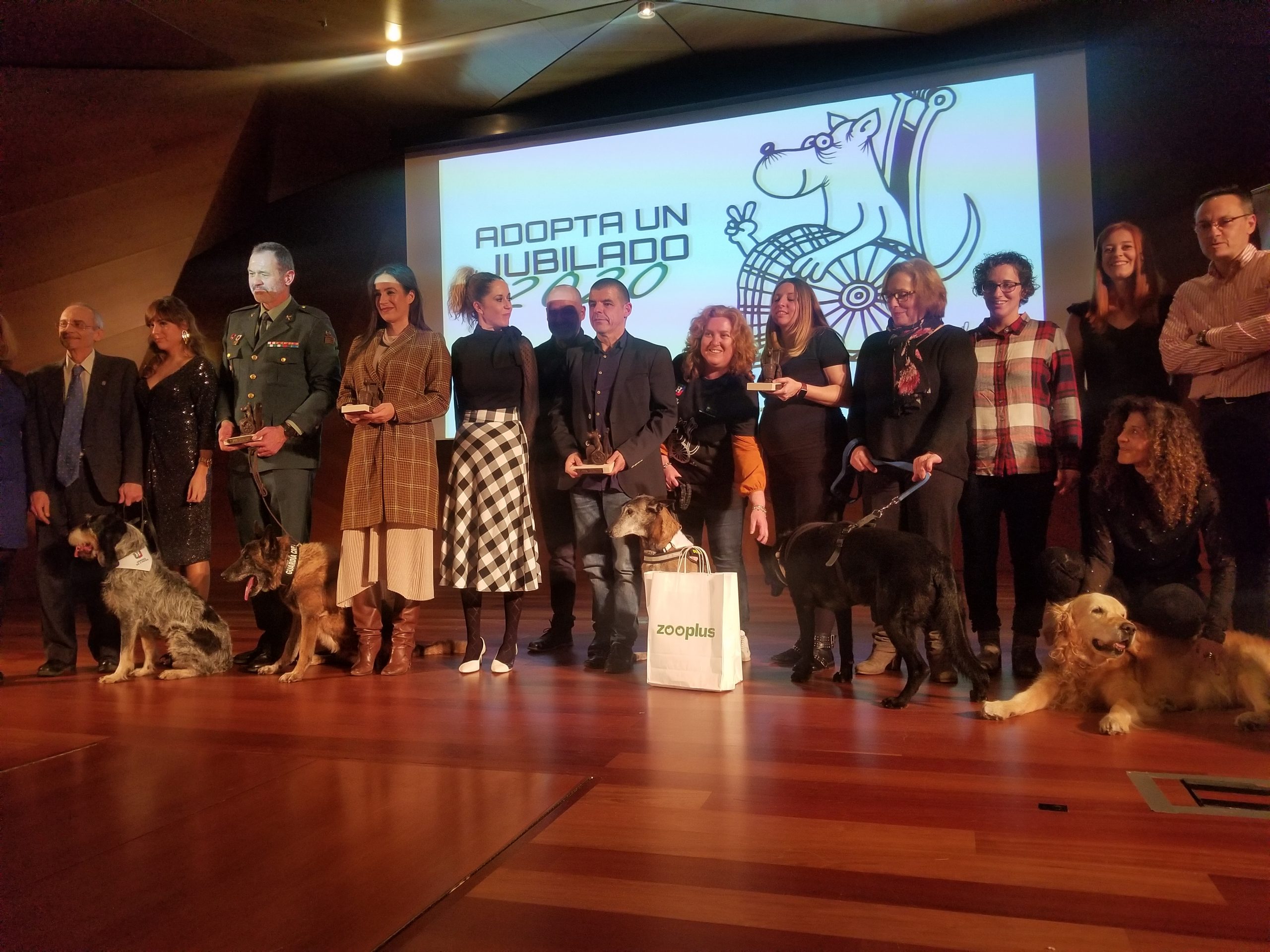 Héroes de 4 Patas presenta su nueva campaña “Adopta a un Jubilado”