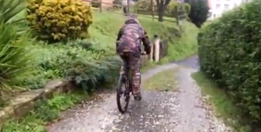 ¿Puede un perro seguir el rastro de una persona montada en bicicleta?